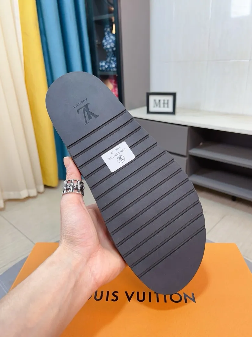 Men's shoes💰300🌹🌹【LV】Multi-color new men's slippers, original top-quality version, original special cowhide with pebbled embossing➕sheepskin on the inner and side, non-slip combination sole, more stable walking, more comfortable and lightweight, high-end and generous, size: 38~44